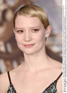 Mia Wasikowska bei der Premiere des Kinofilms Alice Through the Looking Glass Alice im Wunderland: Hinter den Spiegeln im Odeon Leicester Square. London, 10.05.2016 Mia Wasikowska  Foto:xS.xVasx xFuturexImage