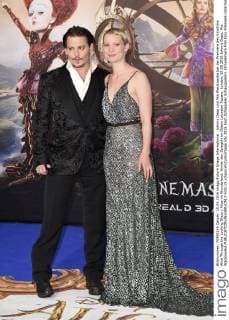 Johnny Depp und Mia Wasikowska bei der Premiere des Kinofilms Alice Through the Looking Glass Alice im Wunderland: Hinter den Spiegeln im Odeon Leicester Square. London, 10.05.2016 Johnny Depp, Mia Wasikowska  Foto:xS.xVasx xFuturexImage