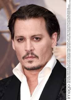 Johnny Depp bei der Premiere des Kinofilms Alice Through the Looking Glass Alice im Wunderland: Hinter den Spiegeln im Odeon Leicester Square. London, 10.05.2016 Johnny Depp  Foto:xS.xVasx xFuturexImage