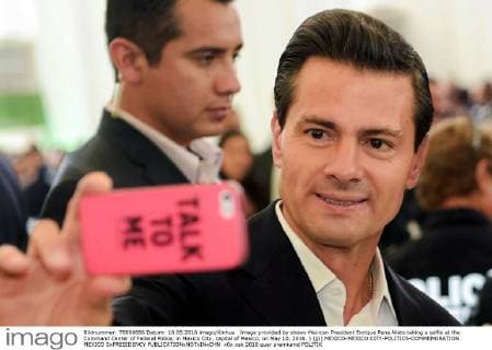 Image provided by shows Mexican President Enrique Pena Nieto taking a selfie at the Command Center of Federal Police, in Mexico City, capital of Mexico, on May 10, 2016. ) (jp) MEXICO-MEXICO CITY-POLITICS-COMMEMORATION MEXICO SxPRESIDENCY 