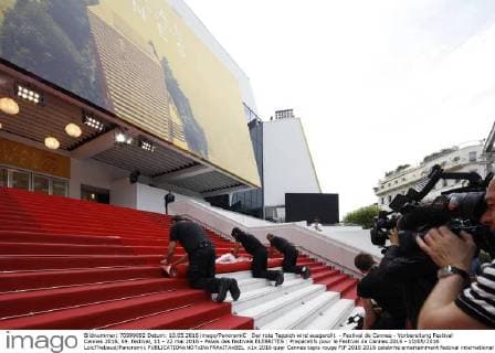 Der rote Teppich wird ausgerollt - Festival de Cannes - Vorbereitung Festival Cannes 2016, 69. festival, 11 - 22 mai 2016 - Palais des festivals ELEBRITES : Preparatifs pour le Festival de Cannes 2016 - 10 05 2016 LoicThebaud Panoramic 
