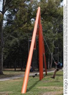 Isamu Noguchi Ausstellung in Mexiko-Stadt A man swings in the piece Swing at the exhibition The parks of Noguchi by Japanese artist Isamu Noguchi at the Contemporary Art Museum Tamayo in Mexico City, Mexico, 11 May 2016. EFE Sashenka Gutierrez NOGUCHI PARKS EXHIBITION !ACHTUNG: NUR REDAKTIONELLE NUTZUNG!  CMX004 20160511-635986028581938904