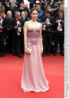 Emilia Schüle attending the Cafe Society premiere and the Opening Night Gala during the 69th Cannes Film Festival at the Palais des Festivals in Cannes on May 11, 2016 Foto:xD.xBedrosianx xFuturexImage