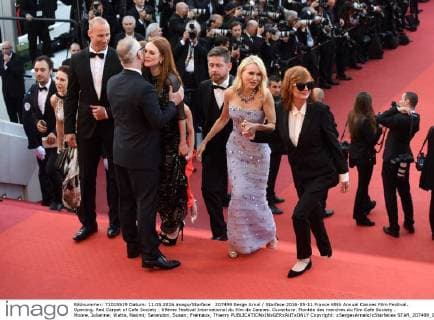 207499 Serge Arnal Starface 2016-05-11 France 69th Annual Cannes Film Festival. Opening. Red Carpet of Cafe Society . 69ème Festival International du film de Cannes. Ouverture. Montée des marches du film Cafe Society . Moore, Julianne; Watts, Naomi; Sarandon, Susan; Frémaux, Thierry  Copyright: xSergexArnalx xStarfacex STAR_207499_019