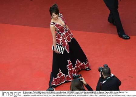 207498 Clément Prioli Starface 2016-05-11 Cannes France 69th Annual Cannes Film Festival. Opening. View from the CineFondation terrass. Red Carpet of Cafe Society . 69ème Festival International du film de Cannes. Ouverture. Montée des marches du film Cafe Society depuis la terrasse de la CineFondation (Palais). Bel, Frédérique  Copyright: xClémentxPriolix STAR_207498_010