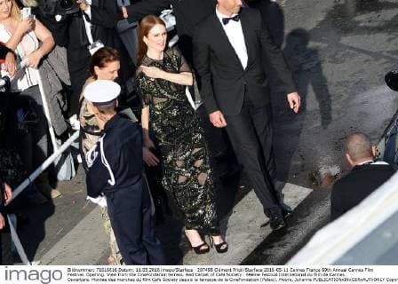 207498 Clément Prioli Starface 2016-05-11 Cannes France 69th Annual Cannes Film Festival. Opening. View from the CineFondation terrass. Red Carpet of Cafe Society . 69ème Festival International du film de Cannes. Ouverture. Montée des marches du film Cafe Society depuis la terrasse de la CineFondation (Palais). Moore, Julianne  Copyright: xClémentxPriolix STAR_207498_020