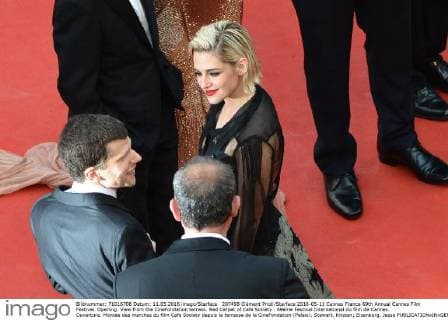 207498 Clément Prioli Starface 2016-05-11 Cannes France 69th Annual Cannes Film Festival. Opening. View from the CineFondation terrass. Red Carpet of Cafe Society . 69ème Festival International du film de Cannes. Ouverture. Montée des marches du film Cafe Society depuis la terrasse de la CineFondation (Palais). Stewart, Kristen; Eisenberg, Jesse  Copyright: xClémentxPriolix STAR_207498_087