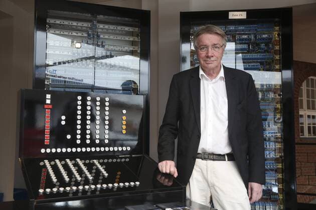 Horst Zuse (Sohn Konrad Zuse) zeigt auf einem Pressetermin den Nachbau des weltweit ersten Computers Z3. Der weltweit erste Computer wurde von Konrad Zuse vor 75 Jahren erfunden. Technik Museum am Gleisdreieck am 12.05.16 in Berlin. Horst Zuse stellt Nachbau erste Computer Z3 vor