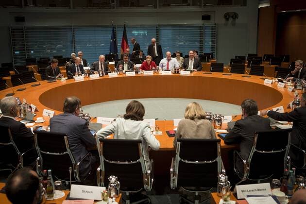 Bilder des Tages Rainer Baake, Staatssekretär im Bundesministerium für Wirtschaft und Energie, Bundeswirtschaftsminister und Vizekanzler Sigmar Gabriel (SPD), Bundeskanzlerin Angela Merkel (CDU) und Kanzleramtsminister Peter Altmaier (CDU) unterhalten sich zu Beginn der Sonderkonferenz zur EEG-Novelle am Donnerstag (12.05.16) in Berlin im Bundeskanzleramt.
