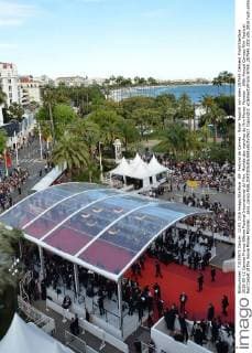 69. Festival de Cannes - Roter Teppich von oben 207545 Clément Prioli Starface 2016-05-12 Cannes France 69ème Festival International du Film. Montée des marches du film Money Monster . 69th Annual Cannes Film Festival. Red Carpet of the movie Money Monster. _sans_perso  Copyright: xClémentxPriolix STAR_207545_002