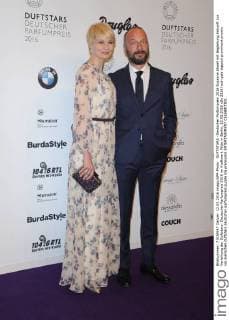 DUFTSTARS -Deutscher Parfumpreis 2016 Susanne Atwell mit Begleitung Ankunft zur Verleihung der Duftstars- Deutscher Parfumpreis 2016 im Kraftwerk Mitte in Berlin, 12.05.2016