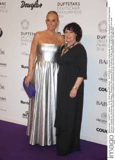 DUFTSTARS -Deutscher Parfumpreis 2016 Natascha Ochsenknecht mit Mutter Baerbel Wierichs Ankunft zur Verleihung der Duftstars- Deutscher Parfumpreis 2016 im Kraftwerk Mitte in Berlin, 12.05.2016