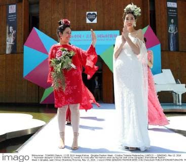 Qingdao Fashion Week - Cristina Tridente Modenschau (160513) -- QINGDAO, May 13, 2016 -- Australian designer Cristina Tridente (L) waves to crowd after her fashion show during the 16th China (Qingdao) International Fashion Week in Qingdao, east China s Shandong Province, May 13, 2016. ) (wyo) CHINA-QINGDAO-FASHION WEEK (CN) ChenxJianli 