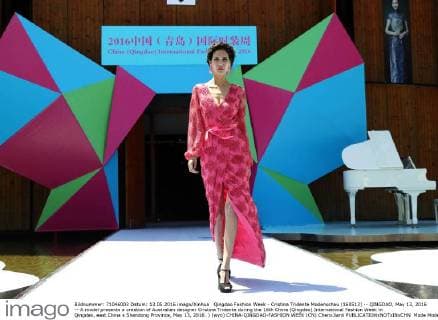 Qingdao Fashion Week - Cristina Tridente Modenschau (160513) -- QINGDAO, May 13, 2016 -- A model presents a creation of Australian designer Cristina Tridente during the 16th China (Qingdao) International Fashion Week in Qingdao, east China s Shandong Province, May 13, 2016. ) (wyo) CHINA-QINGDAO-FASHION WEEK (CN) ChenxJianli 