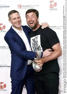 Deutscher Musikautorenpreis - Die Gewinner Marcus Staiger und Marten Laciny Marteria Marsimoto bei der 8. Verleihung des Deutschen Musikautorenpreises 2016 im Hotel Ritz-Carlton. Berlin, 12.05.2016 Foto:xFredericx xFuturexImage