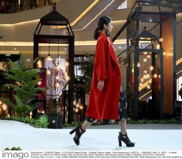 Qingdao Fashion Week - Pozo Modenschau (160513) -- QINGDAO, May 13, 2016 -- A model presents a creation of a fashion brand Pozo during the 16th China (Qingdao) International Fashion Week in Qingdao, east China s Shandong Province, May 13, 2016. ) (mp) CHINA-QINGDAO-FASHION WEEK (CN) ChenxJianli 