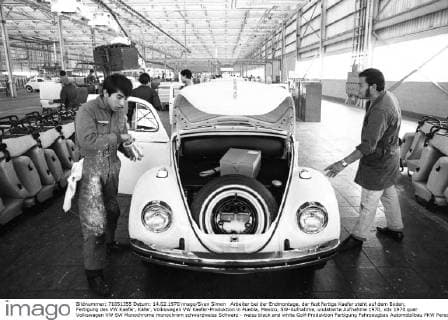 Arbeiter bei der Endmontage, der fast fertige Kaefer steht auf dem Boden, Fertigung des VW Kaefer, Käfer, Volkswagen VW Kaefer-Produktion in Puebla, Mexico, SW-Aufnahme, undatierte Aufnahme 1970,