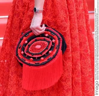 69. Festival de Cannes: Slack Bay - Ma Loute Filmpremiere A festival attendee carries a purse on the red carpet before the screening of the film Ma Loute (Slack Bay) at the 69th annual Cannes International Film Festival in Cannes, France on May 13, 2016.  CAN20160513827 DAVIDxSILPA