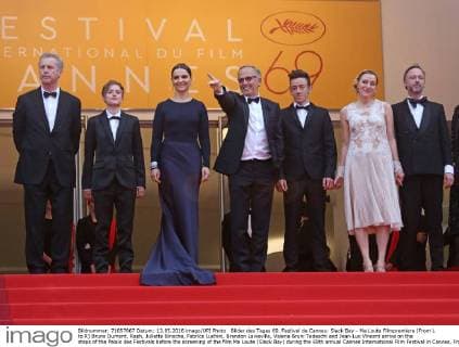 Bilder des Tages 69. Festival de Cannes: Slack Bay - Ma Loute Filmpremiere (From L to R) Bruno Dumont, Raph, Juliette Binoche, Fabrice Luchini, Brandon Lavieville, Valeria Bruni Tedeschi and Jean-Luc Vincent arrive on the steps of the Palais des Festivals before the screening of the film Ma Loute (Slack Bay) during the 69th annual Cannes International Film Festival in Cannes, France on May 13, 2016.  CAN20160513823 DAVIDxSILPA