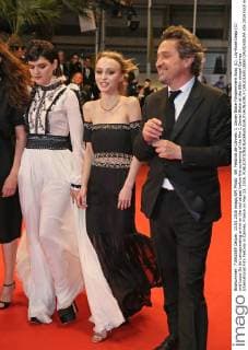 69. Festival de Cannes: I, Daniel Blake Filmpremiere Soko (L), Lily-Rose Depp (C) and Louis-Do de Lencquesaing arrive on the red carpet before the screening of the film I, Daniel Blake at the 69th annual Cannes International Film Festival in Cannes, France on May 13, 2016.  CAN20160513850 DAVIDxSILPA
