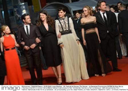 69. Festival de Cannes: The Dancer - La Danseuse Filmpremiere 207598 De Rosa-Garcia Starface 2016-05-13 Cannes France 69ème Festival International du Film. Montée des marches du film La Danseuse . 69th Annual Cannes Film Festival. Red Carpet of the movie La Danseuse . de Lencquesaing, Louis-Do; Depp-Paradis, Lily Rose; Sokolinski, Stéphanie ( SoKo ); Di Giusto, Stephanie  Copyright: xDexRosa-Garciax xStarfacex STAR_207598_004