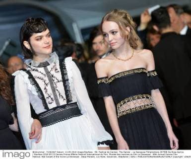 69. Festival de Cannes: The Dancer - La Danseuse Filmpremiere 207598 De Rosa-Garcia Starface 2016-05-13 Cannes France 69ème Festival International du Film. Montée des marches du film La Danseuse . 69th Annual Cannes Film Festival. Red Carpet of the movie La Danseuse . Depp-Paradis, Lily Rose; Sokolinski, Stéphanie ( SoKo )  Copyright: xDexRosa-Garciax xStarfacex STAR_207598_005