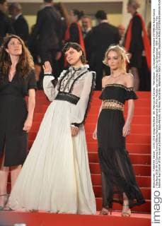 69. Festival de Cannes: The Dancer - La Danseuse Filmpremiere 207598 De Rosa-Garcia Starface 2016-05-13 Cannes France 69ème Festival International du Film. Montée des marches du film La Danseuse . 69th Annual Cannes Film Festival. Red Carpet of the movie La Danseuse . Depp-Paradis, Lily Rose; Sokolinski, Stéphanie ( SoKo ); Di Giusto, Stephanie  Copyright: xDexRosa-Garciax xStarfacex STAR_207598_012