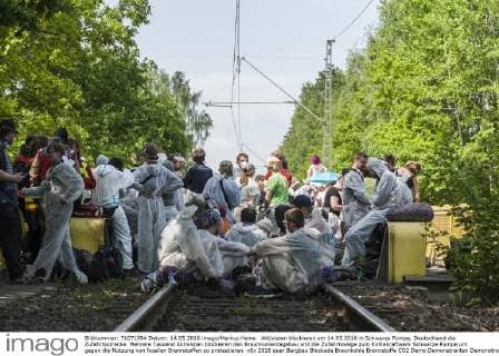 Aktivisten blockieren am 14.05.2016 in Schwarze Pumpe, Deutschland die Zufahrtsstrecke. Mehrere Tausend Aktivisten blockieren den Braunkohlentagebau und die Zufahrtswege zum Kohlekraftwerk Schwarze Pumpe um gegen die Nutzung von fossilen Brennstoffen zu protestieren.