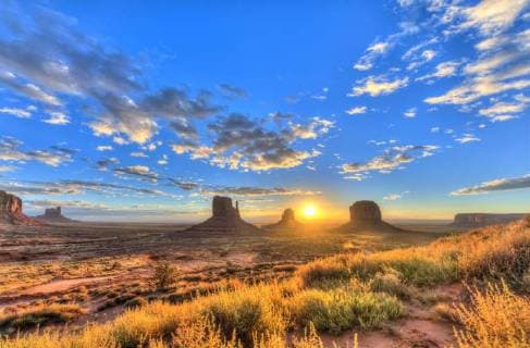 IMAGO Nature: Unsere Erde, Naturschutz, Naturschutzgebiete in Nordamerika Sonnenaufgang, Tafelberge West Mitten Butte, East Mitten Butte, Merrick Butte, Scenic Drive, Monument Valley, Navajo Tribal Park, Navajo Nation Reservation, Arizona, Utah, USA, Nordamerika Copyright: imageBROKER/MoritzxWolf ibxmmw04352967.jpg