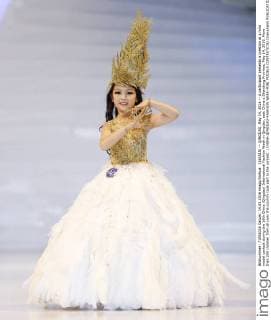 (160515) -- QINGDAO, May 14, 2016 -- A participant presents a creation at a mini model contest during the 16th China (Qingdao) International Fashion Week in Qingdao, east China s Shandong Province, May 14, 2016. More than 200 children from all over the country took part in the contest. ) CHINA-QINGDAO-FASHION WEEK-MINI MODELS CONTEST(CN) ChenxJianli 
