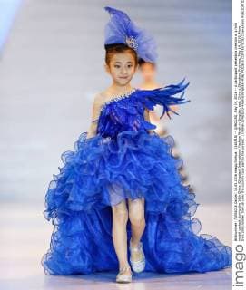 (160515) -- QINGDAO, May 14, 2016 -- A participant presents a creation at a mini model contest during the 16th China (Qingdao) International Fashion Week in Qingdao, east China s Shandong Province, May 14, 2016. More than 200 children from all over the country took part in the contest. ) CHINA-QINGDAO-FASHION WEEK-MINI MODELS CONTEST(CN) ChenxJianli 