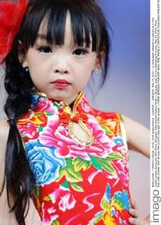(160515) -- QINGDAO, May 14, 2016 -- A participant presents a creation at a mini model contest during the 16th China (Qingdao) International Fashion Week in Qingdao, east China s Shandong Province, May 14, 2016. More than 200 children from all over the country took part in the contest. ) CHINA-QINGDAO-FASHION WEEK-MINI MODELS CONTEST(CN) ChenxJianli 