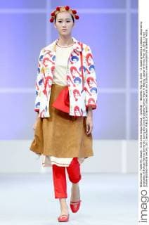 (160515) -- BEIJING, May 15, 2016 -- A model presents a creation designed by graduates of Sichuan Normal University during the China Graduate Fashion Week in Beijing, capital of China, May 15, 2016. ) (mp) CHINA-BEIJING-FASHION SHOW (CN) ChenxJianli 