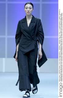 (160515) -- BEIJING, May 15, 2016 -- A model presents a creation designed by graduates of Sichuan Normal University during the China Graduate Fashion Week in Beijing, capital of China, May 15, 2016. ) (mp) CHINA-BEIJING-FASHION SHOW (CN) ChenxJianli 