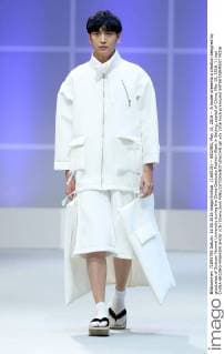 (160515) -- BEIJING, May 15, 2016 -- A model presents a creation designed by graduates of Sichuan Normal University during the China Graduate Fashion Week in Beijing, capital of China, May 15, 2016. ) (mp) CHINA-BEIJING-FASHION SHOW (CN) ChenxJianli 