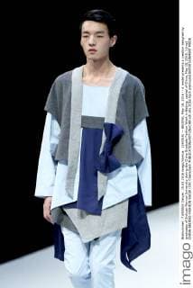 (160515) -- BEIJING, May 15, 2016 -- A model presents a creation designed by graduates of Sichuan Normal University during the China Graduate Fashion Week in Beijing, capital of China, May 15, 2016. ) (mp) CHINA-BEIJING-FASHION SHOW (CN) ChenxJianli 