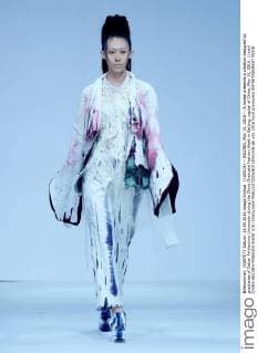 (160515) -- BEIJING, May 15, 2016 -- A model presents a creation designed by graduates of Dalian Polytechnic University during the China Graduate Fashion Week in Beijing, capital of China, May 15, 2016. ) (yxb) CHINA-BEIJING-FASHION SHOW (CN) ChenxJianli 