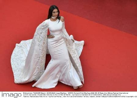207671 Clement Prioli Starface 2016-05-15 Etats-Unis 69ème Festival International du Film de Cannes. Montee des marches du film Le Mal de Pierres , vue depuis la terrasse de la Cinefondation. 69th Annual Cannes Film Festival. Red Carpet of the movie « Le Mal de Pierres , view from de CineFondation Terrass. Kapoor, Sonam  Copyright: xClementxPriolix STAR_207671_006