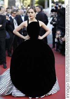 Bilder des Tages Araya Hargate CINEMA : 69 eme Festival de Cannes - Tapis rouge Mal De Pierre - 15 05 2016 LoicThebaud Panoramic 