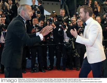 Ryan Gosling jokes with a security guard on the red carpet before the screening of the film The Nice Guys at the 69th annual Cannes International Film Festival in Cannes, France on May 15, 2016.  CAN20160515931 DAVIDxSILPA