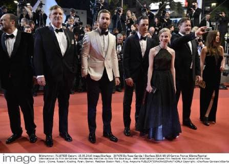207678 De Rosa-Garcia Starface 2016-05-15 Cannes France 69ème Festival International du Film de Cannes. Montée des marches du film The Nice Guys . 69th International Cannes Film Festival. Red Carpet of The Nice Guys . Crowe, Russell; Gosling, Ryan; Bomer, Matthew Staton Matt ; Rice, Angourie  Copyright: xDexRosa-Garciax xStarfacex STAR_207678_003