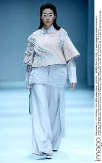 (160516) -- BEIJING, May 15, 2016 -- A model presents a creation designed by graduates of Jianghan University during the China Graduate Fashion Week in Beijing, capital of China, May 15, 2016. ) (wx) CHINA-BEIJING-GRADUATE-FASHION SHOW (CN) ChenxJianli 