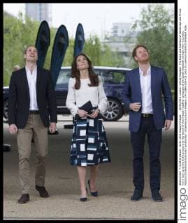 . 16 05 2016. London, United Kingdom. The Duke and Duchess of Cambridge and Prince Harry look up at the Orbit structure at the launch of their Heads Together campaign at the Queen Elizabeth Olympic Park in London.  xStephenxLockx xi-Imagesx IIM-12666-0034