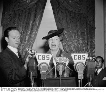 Berühmte Feministinnen, Eleanor Roosevelt February 3, 2016 - First Lady Eleanor Roosevelt during Radio Broadcast, Washington DC, USA, circa 1939 - ZUMAg145