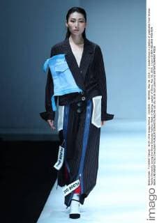 (160516) -- BEIJING, May 16, 2016 -- A model shows a creation of graduates from Wuhan Textile University during the China Graduate Fashion Week in Beijing, capital of China, May 16, 2016. ) (zkr) CHINA-BEIJING-FASHION WEEK-UNIVERSITY(CN) ChenxJianli 