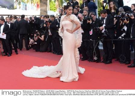 207713 De Rosa-Garcia Starface 2016-05-16 Cannes France 69ème Festival International du film de Cannes. Montée des marches du film Loving . 69th International Cannes Film Festival. Red Carpet of the movie Loving. Kapoor, Sonam  Copyright: xDexRosa-Garciax xStarfacex STAR_207713_093