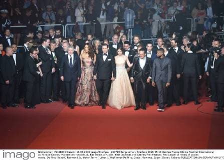 207719 Serge Arnal Starface 2016-05-16 Cannes France 69ème Festival International du Film de Cannes. Montée des marches du film Hands of stone . 69th International Cannes Film Festival. Red Carpet of Hands of stones movie. De Niro, Robert; Raymond IV, Usher Terry ( Usher ); Hightower-De Niro, Grace; Ramirez, Edgar; Duran, Roberto  Copyright: xSergexArnalx xStarfacex STAR_207719_013
