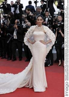Sonam Kapoor - 69. Internationales Filmfestival Cannes - Red Carpet - Loving - 16 05 2016 LoicThebaudx 