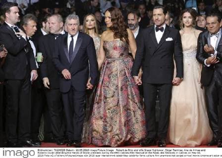 Robert de Niro and wife Grace Hightower, Edgar Ramirez, Ana de Armas and Roberto Duran attending the Hands of Stone premiere during the 69th Cannes Film Festival at the Palais des Festivals in Cannes on May 16, 2016 Foto:xG.xTellierx xFuturexImage
