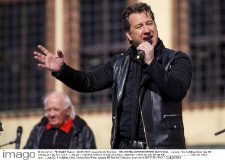 RB LEIPZIG AUFSTIEGSFEIER 16 05 2016 - Leipzig: Die Aufstiegsfeier des RB Leipzig am 16. Mai 2016 in Leipzig. Claudius Dreilich (Karat) Die Rock Legenden treten auf der Bühne auf._________________
